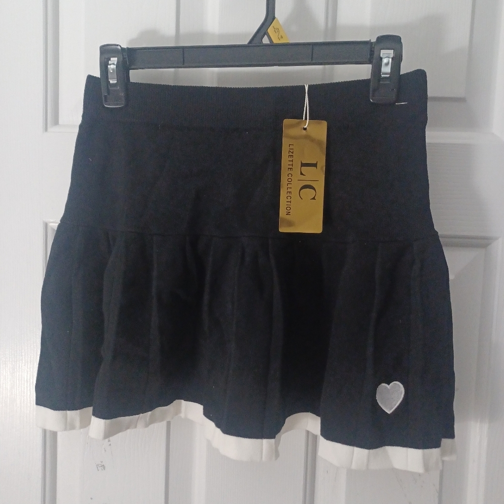 Lizette Collection Blk Pleated Skirt W/heart Sz L